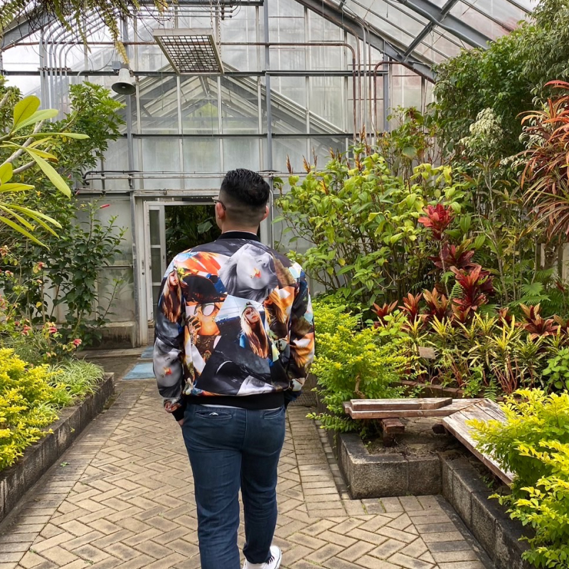 植物園にいる男性