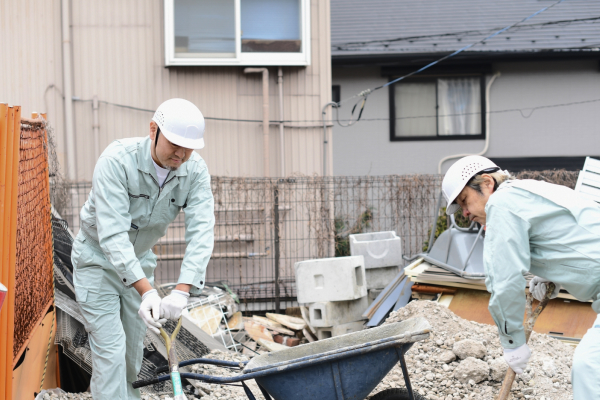 作業中の男性２名