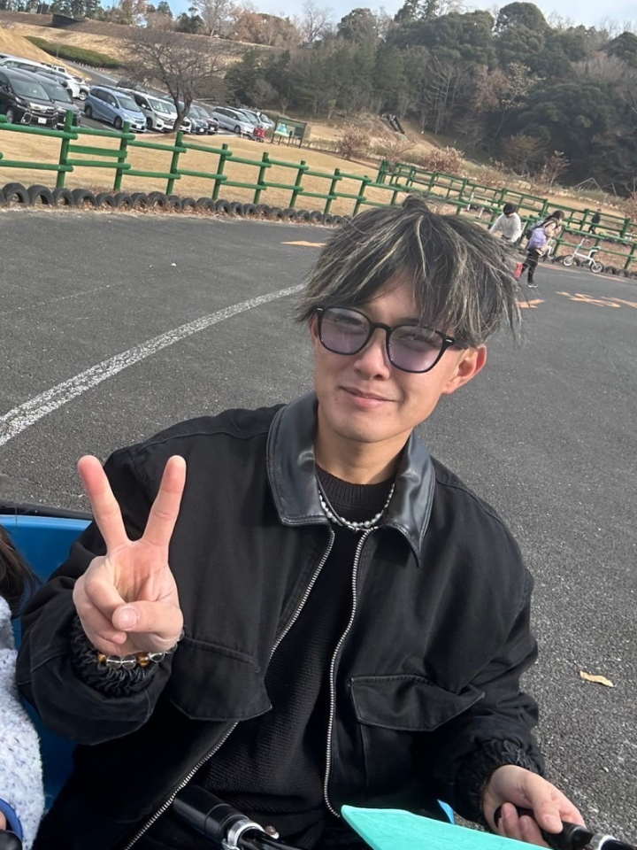 ピースをする男性
