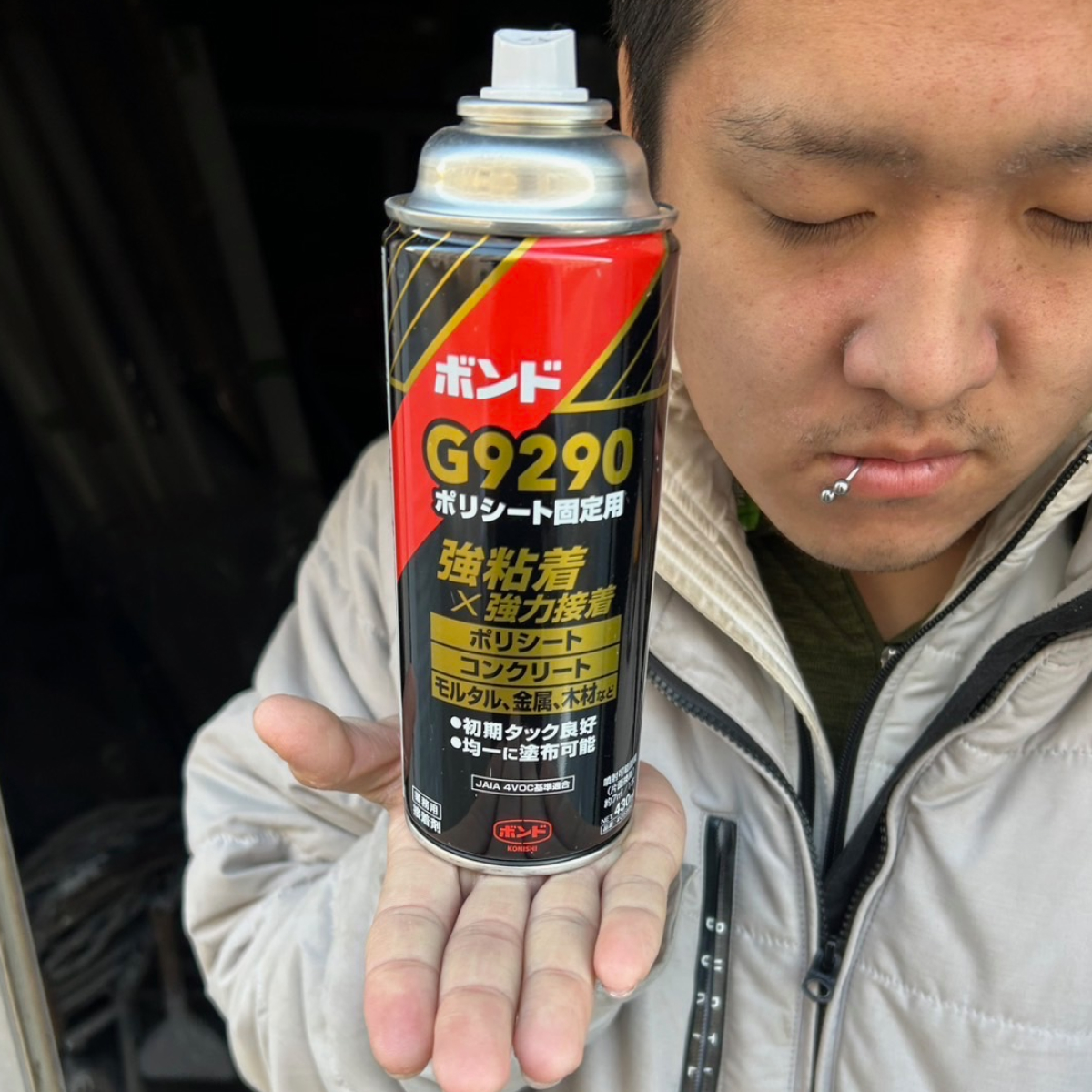 作業用品を持つ男性