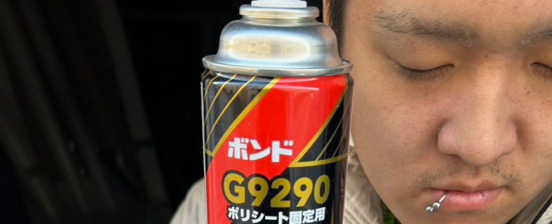 作業用品を持つ男性