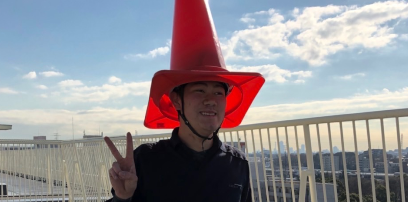 ピースをする男性