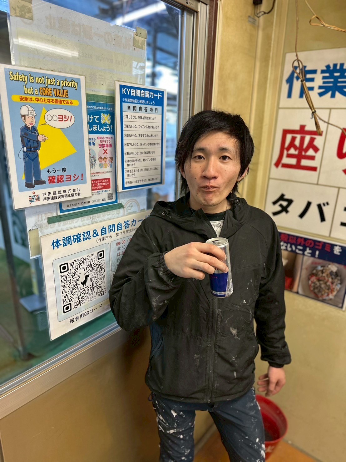 ピースをする男性